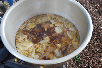 あったかいお汁を作って待っています。