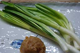さっそく自家製ミソを付けて、生で食べてみました