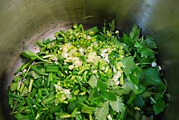 野菜は他に、細ネギ、三つ葉、セリ、ニラが入っています