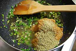 残りの材料をすべて入れて、炒めます