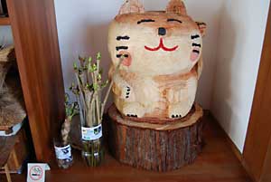 促成栽培中のタラの芽とコシアブラを飾らせていただきました