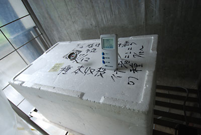 温度が分かるように温度計をセットしました。