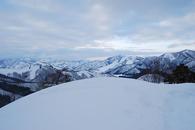 時間があったのでもうひとつ先の山頂まで行ってきました。